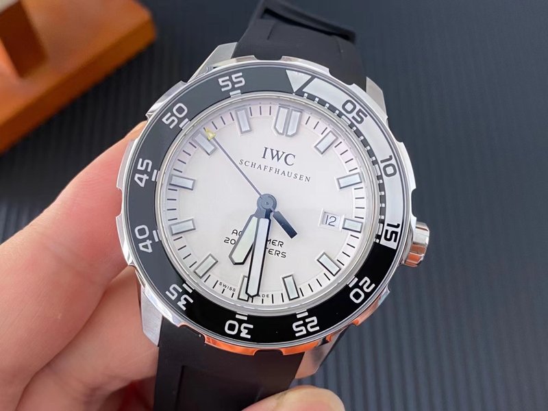 IWC 클래식 화이트 다이얼 시계 001-251653