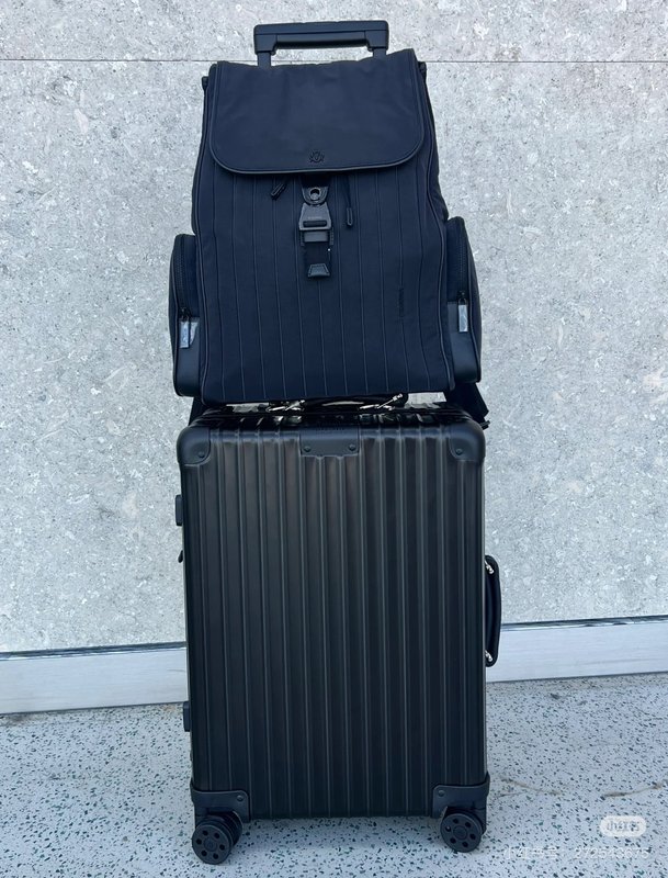 리모와 블랙 하드쉘 캐리어 001-252224