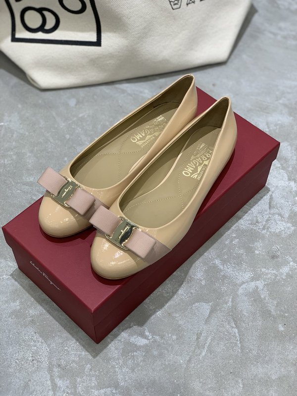 페라가모 클래식 VARA 리본 라운드 토 발레리나 슈즈 001-252317