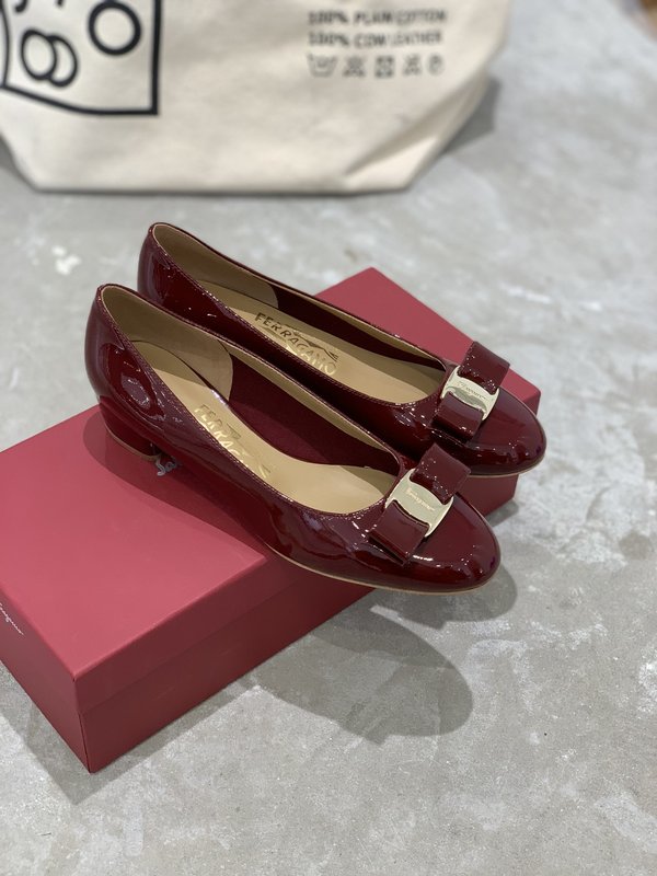 페라가모 바라 하프라이닝 굽이 있는 펌프스 001-252327