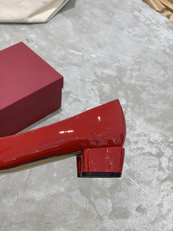 페라가모 바라 하프 라이닝 굽이 있는 펌프스 001-252330