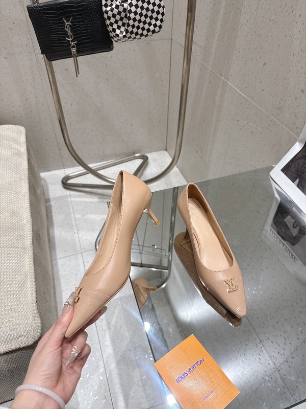 루이비통 스이크 힐 포인트드 펌프스 001-252410