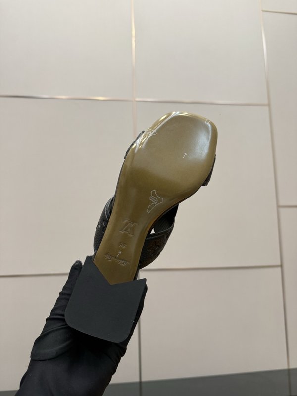 루이비통 엠보싱 에나멜 미들힐 슬리퍼 001-252434