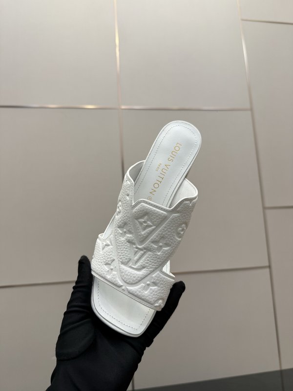 루이비통 엠보싱 에나멜 미들힐 슬리퍼 001-252437