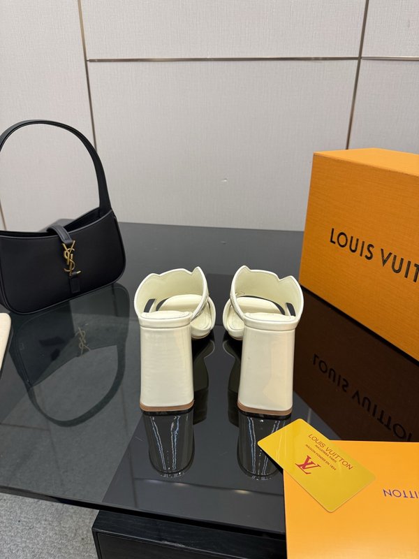 루이비통 엠보싱 에나멜 미들힐 슬리퍼 001-252440