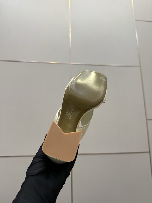 루이비통 엠보싱 에나멜 미들힐 슬리퍼 001-252440