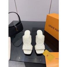 루이비통 엠보싱 에나멜 미들힐 슬리퍼 001-252440