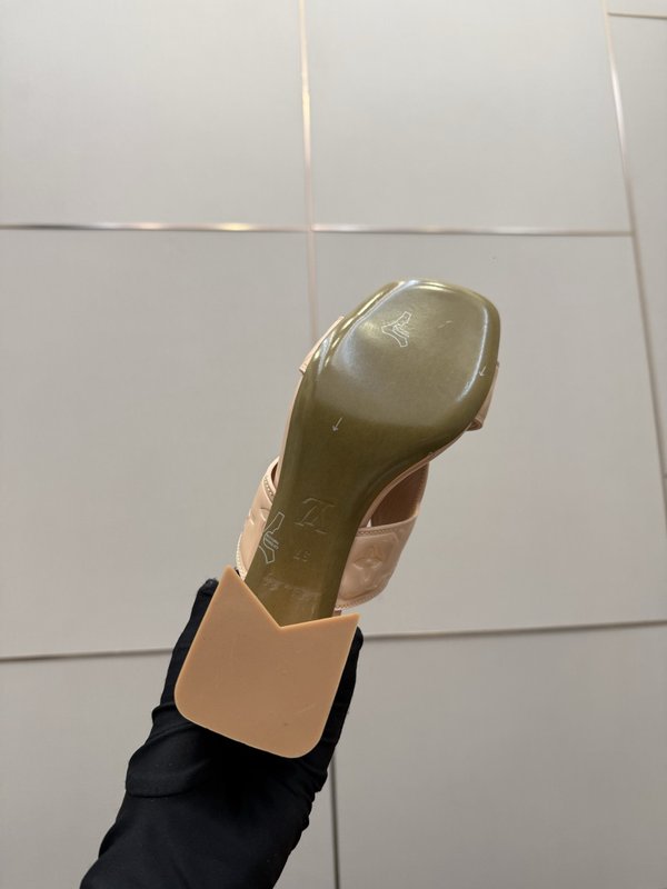 루이비통 엠보싱 에나멜 미들힐 슬리퍼 001-252452