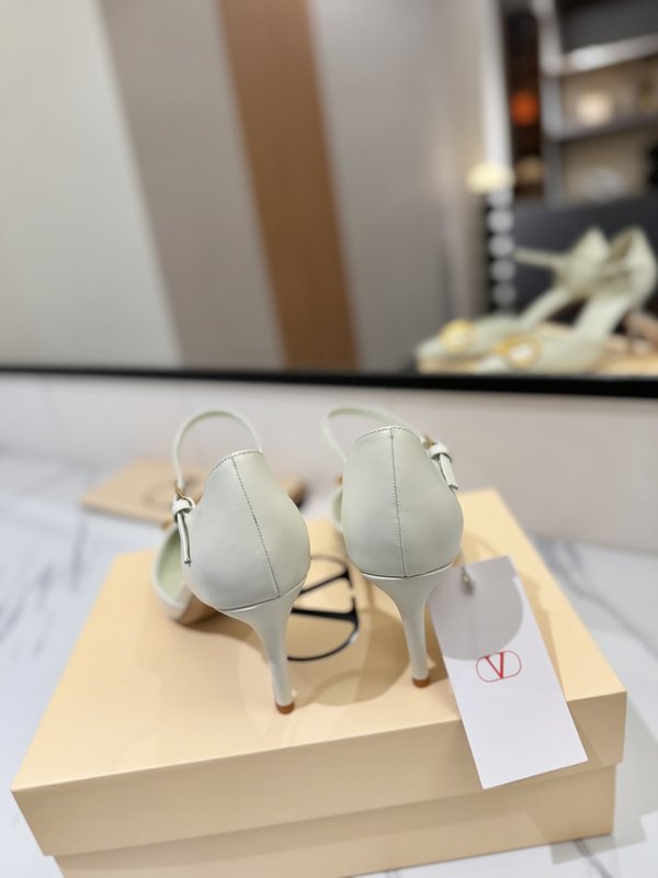 발렌티노 V 로고 메탈 버클 뾰족한 발가락 샌들 001-252607