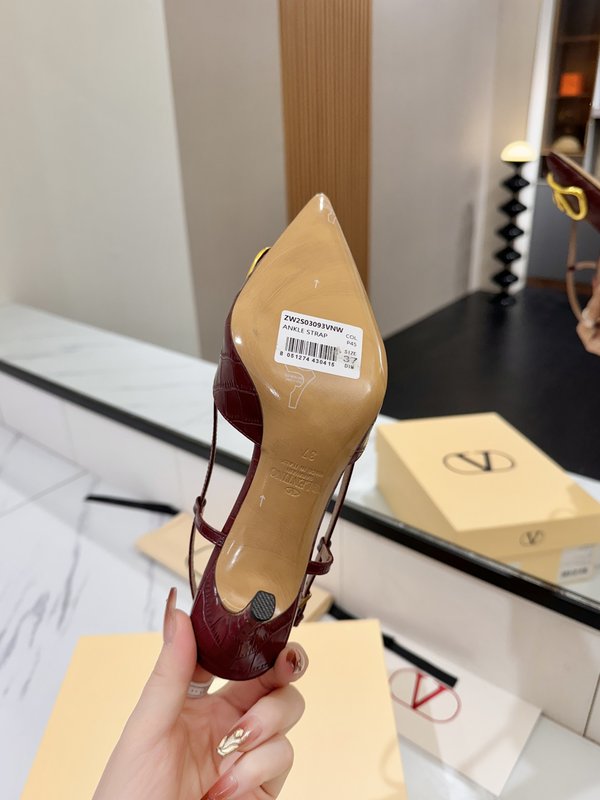 발렌티노 V 로고 메탈 버클 뾰족한 발가락 힐 샌들 001-252609