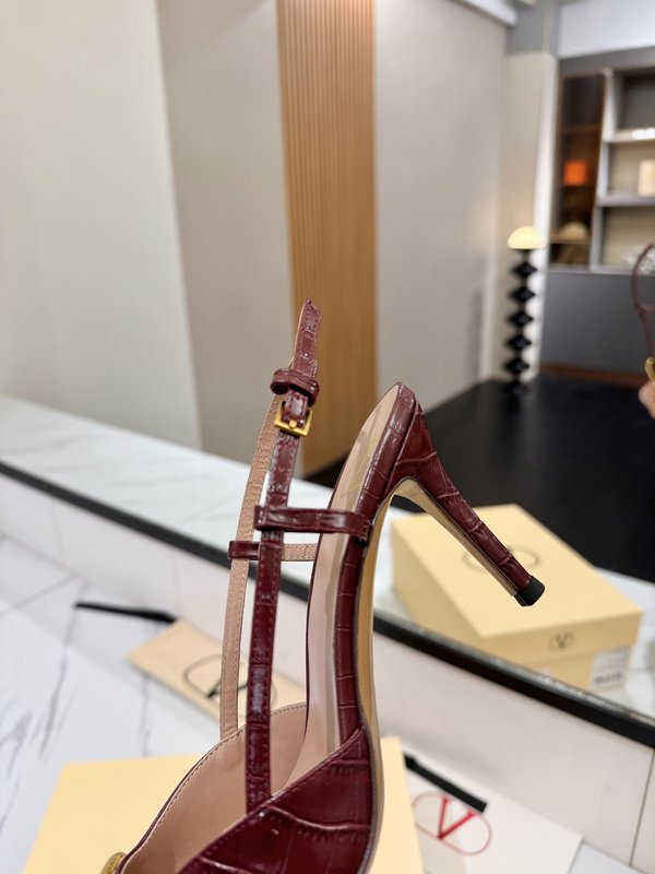 발렌티노 V 로고 메탈 버클 뾰족한 발가락 힐 샌들 001-252609
