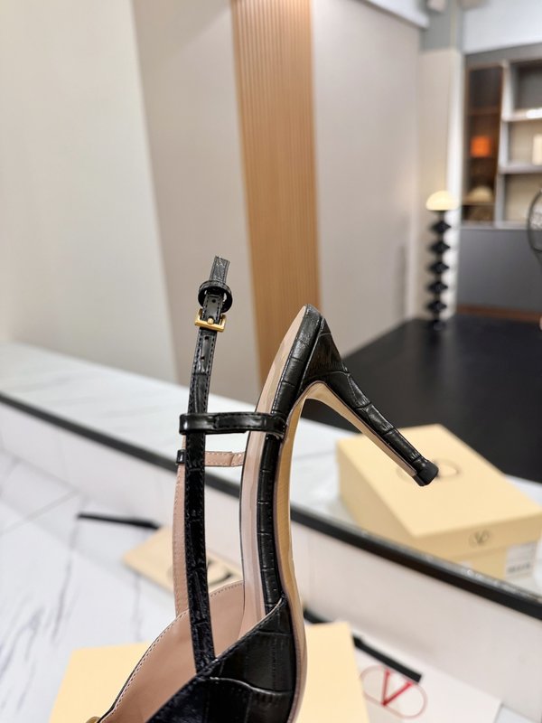 발렌티노 V 로고 메탈 버클 뾰족한 발가락 샌들 001-252610