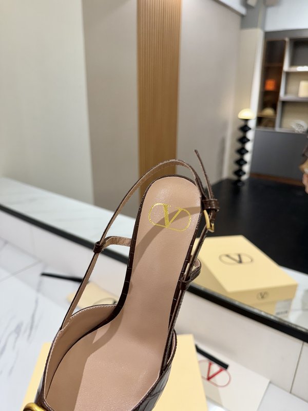 발렌티노 V 로고 메탈 버클 뾰족한 발뒤꿈치 샌들 001-252611