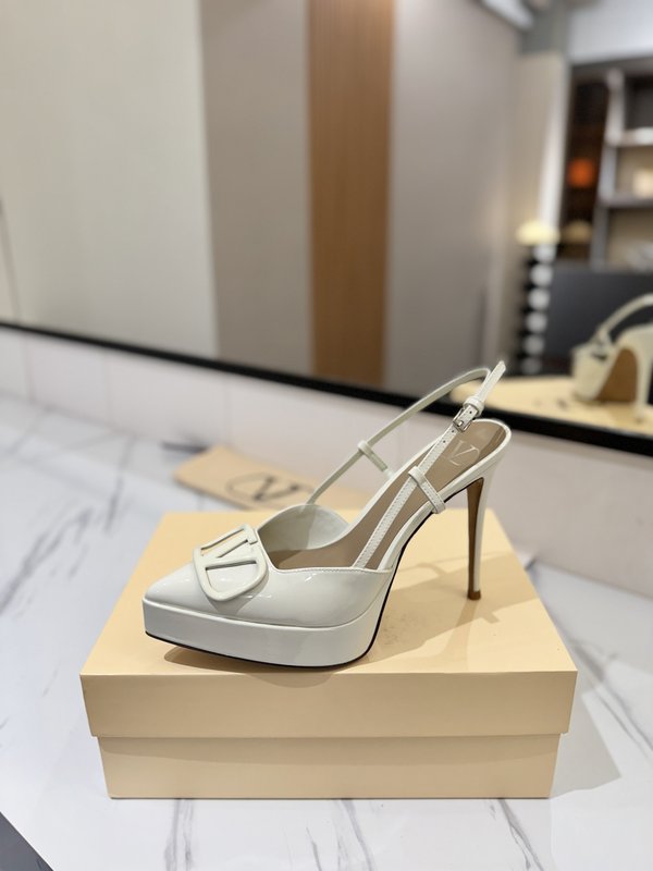 발렌티노 V 로고 메탈 버클 뾰족구두 힐 샌들 001-252626
