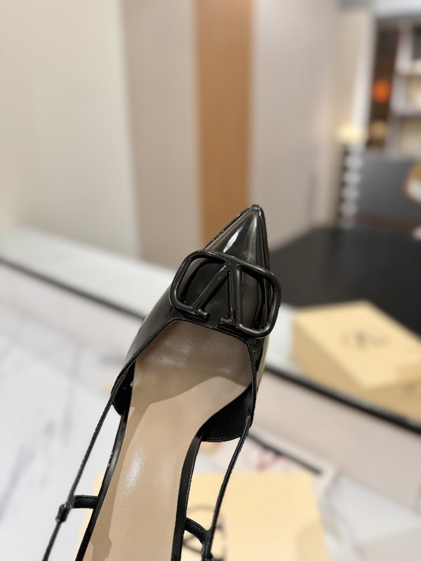 발렌티노 V 로고 메탈 버클 뾰족구두 힐 샌들 001-252627