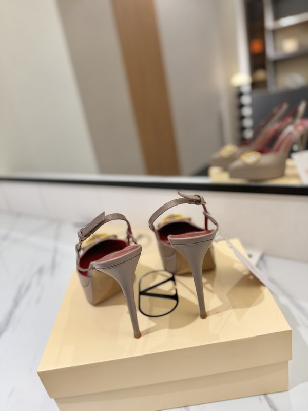 발렌티노 V 로고 메탈 버클 뾰족구두 하이힐 샌들 001-252631