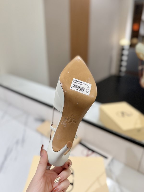 발렌티노 V 로고 메탈 버클 뾰족구두 힐 샌들 001-252632