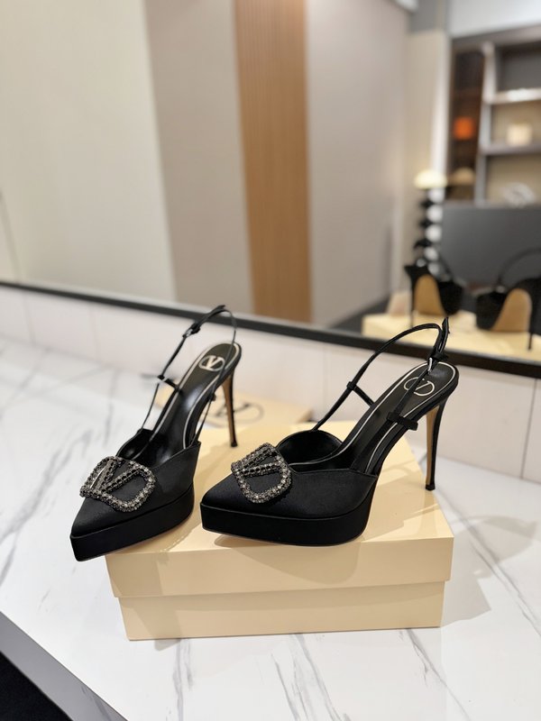 발렌티노 V 로고 메탈 버클 뾰족구두 하이힐 샌들 001-252633