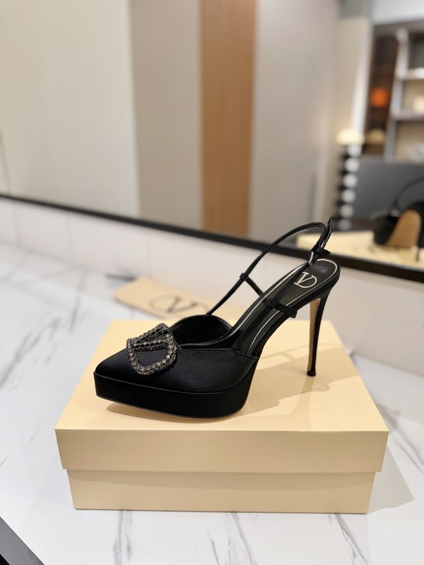 발렌티노 V 로고 메탈 버클 뾰족구두 하이힐 샌들 001-252633
