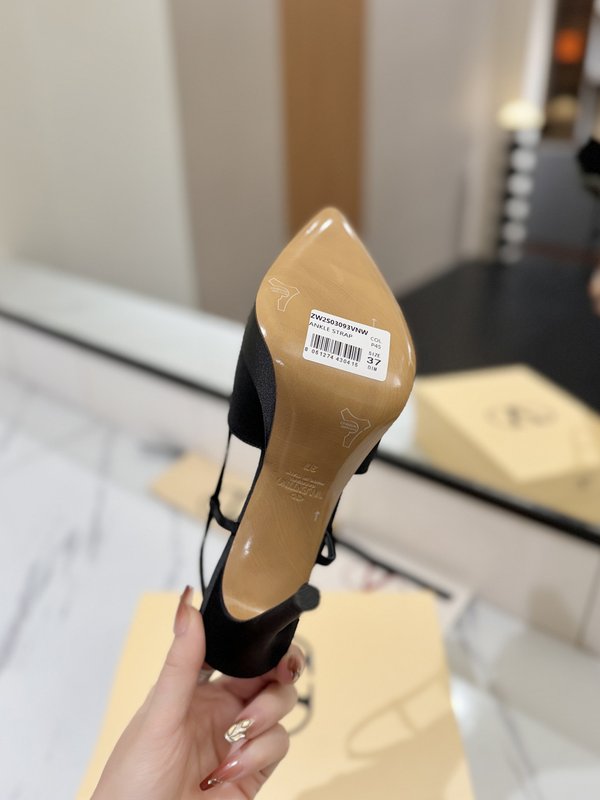 발렌티노 V 로고 메탈 버클 뾰족구두 하이힐 샌들 001-252633