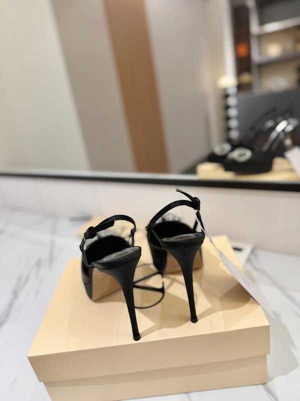 발렌티노 V 로고 메탈 버클 뾰족구두 힐 샌들 001-252634