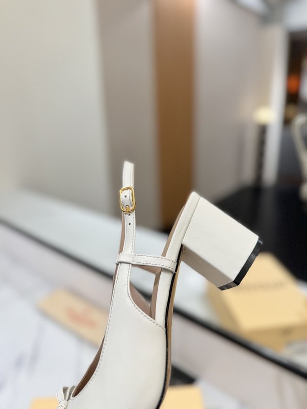 발렌티노 라운드 토 버클 힐 001-252638
