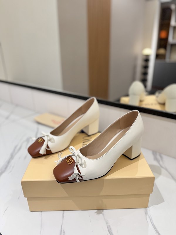 발렌티노 라운드 토 버클 하이힐 001-252644