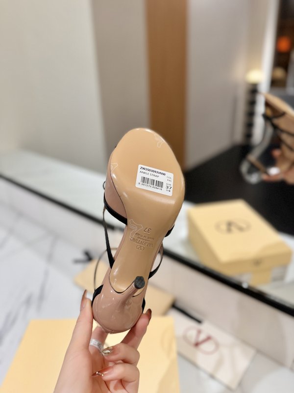 발렌티노 브론즈 V 버클 리본 라운드 토 샌들 001-252645