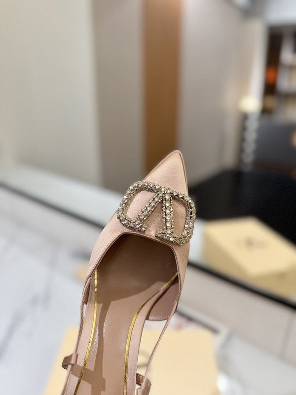 발렌티노 V 로고 메탈 버클 뾰족구두 힐 샌들 001-252646