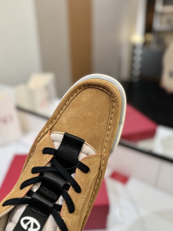 발렌티노 미드탑 커플 스니커즈 001-252657