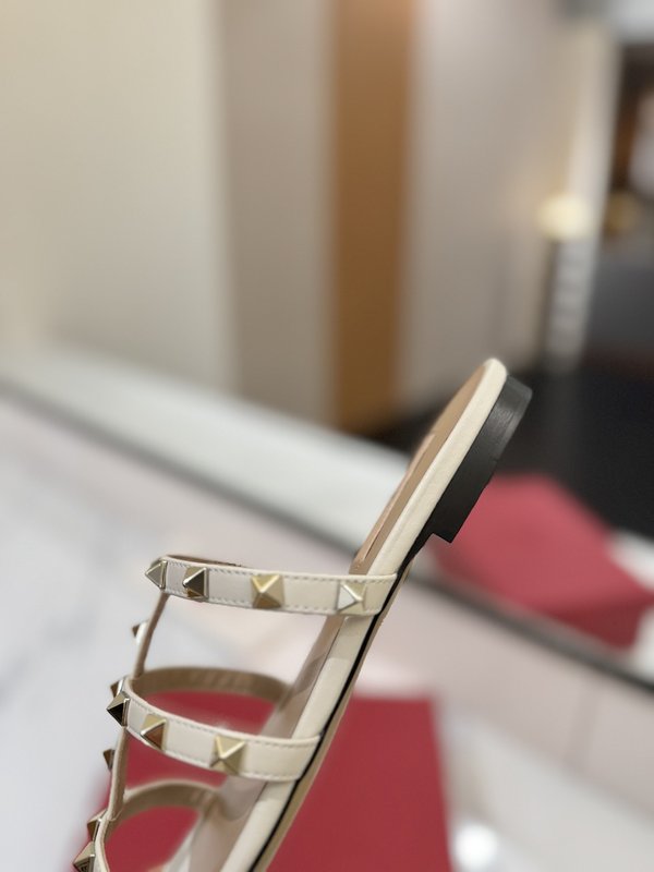 발렌티노 스터드 플랫 샌들 001-252669