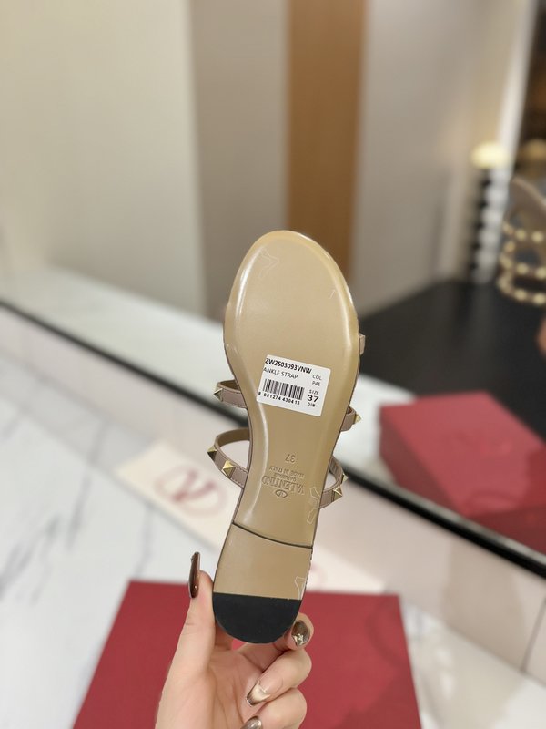 발렌티노 스터드 플랫 샌들 001-252670