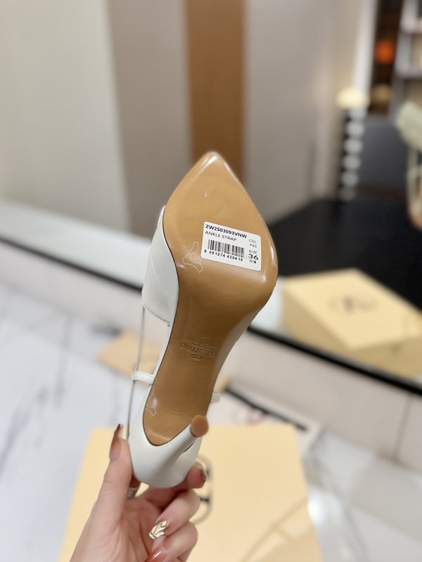발렌티노 V 로고 메탈 버클 뾰족구두 힐 샌들 001-252672