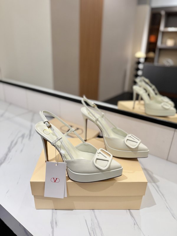 발렌티노 V 로고 메탈 버클 뾰족구두 힐 샌들 001-252672