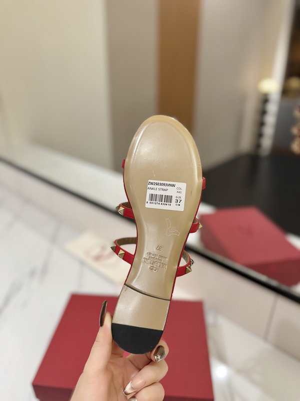 발렌티노 스터드 플랫 샌들 001-252686