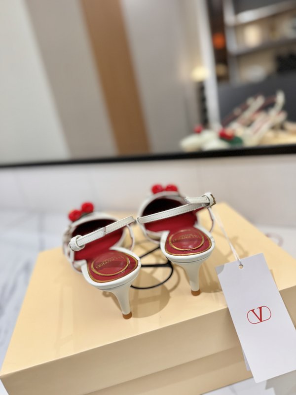 발렌티노 브론즈 V 버클 체리 뾰족구두 샌들 001-252748