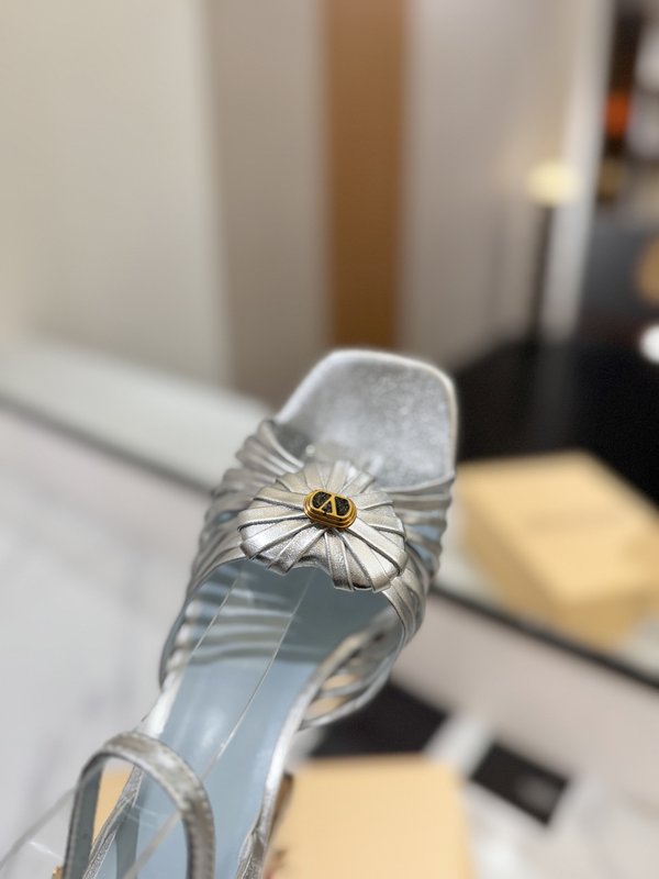 발렌티노 티크 V 버클 하트 힐 샌들 001-252757