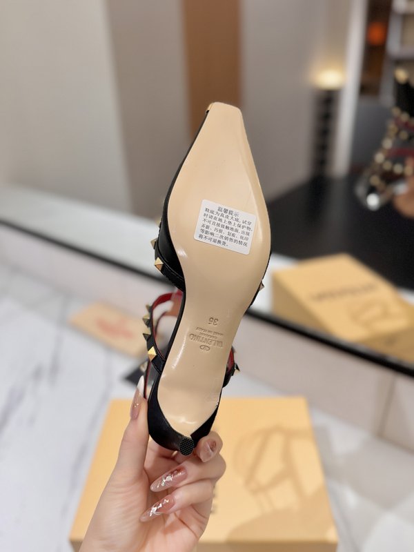 발렌티노 스터드 클 스트랩 샌들 001-252764