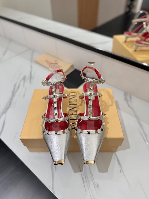 발렌티노 스터드 클 스트랩 샌들 001-252770