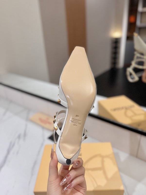 발렌티노 클래식 스터드 앵클 스트랩 샌들 001-252771