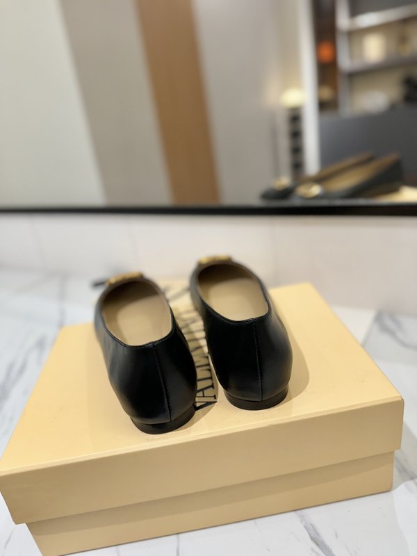 발렌티노 라운드 토 버클 플랫 발레리나 슈즈 001-252776