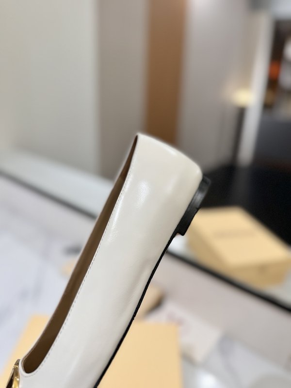 발렌티노 라운드 토 버클 플랫 발레 슈즈 001-252777