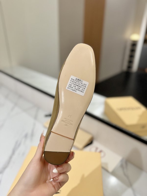 발렌티노 라운드 토 버클 플랫 발레 슈즈 001-252779