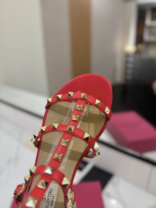 발렌티노 스터드 클 스트랩 샌들 001-252799