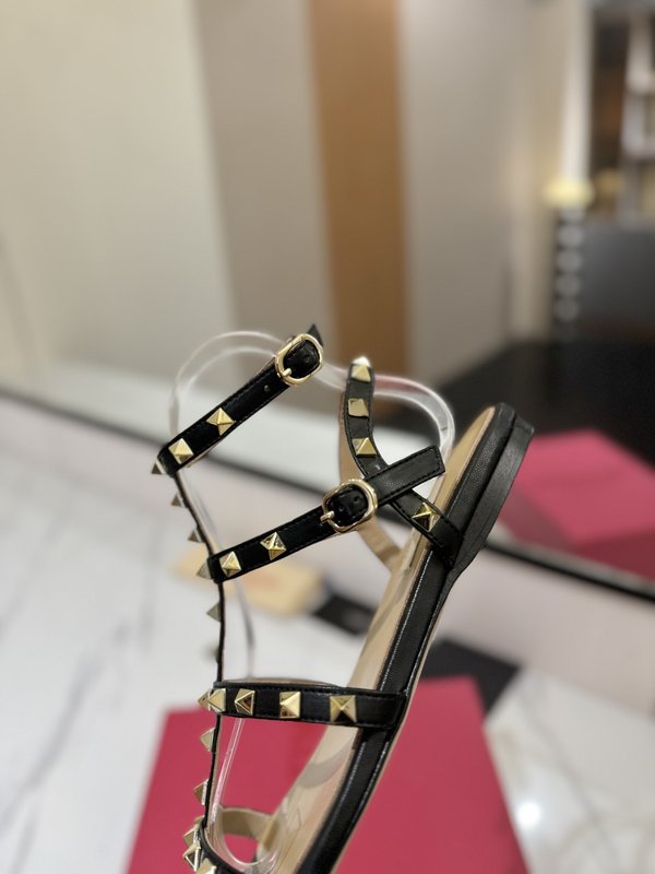 발렌티노 클래식 스터드 앵클 스트랩 샌들 001-252800