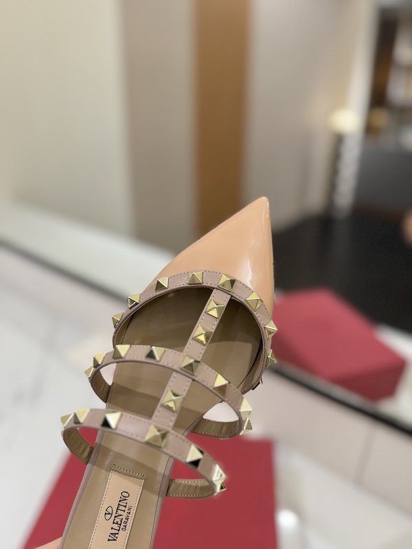 발렌티노 스터드 플랫 뾰족한 토 페이퍼 가죽 슬리퍼 001-252806
