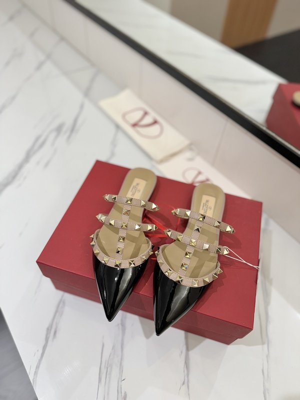발렌티노 스터드 포인트 플랫 뮬 001-252808