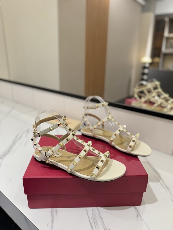 발렌티노 스터드 클 스트랩 샌들 001-252811