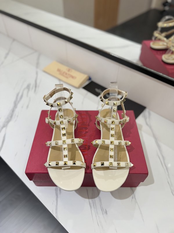 발렌티노 스터드 클 스트랩 샌들 001-252811