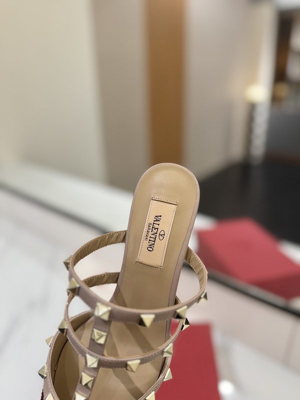 발렌티노 스터드 족한 코 페이턴트 슬리퍼 001-252813